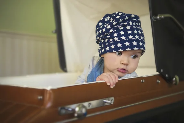 Meisje van de baby in vintage wandelwagen — Stockfoto