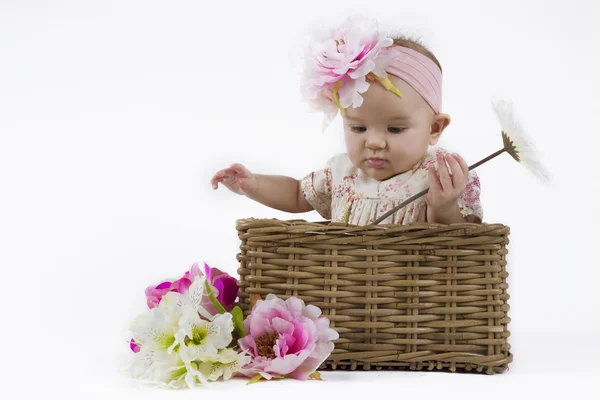 Hermosa niña en una cesta —  Fotos de Stock