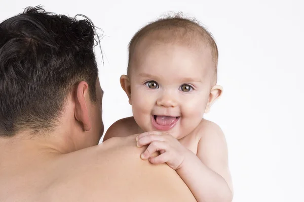 Glimlachende baby met haar vader — Stockfoto