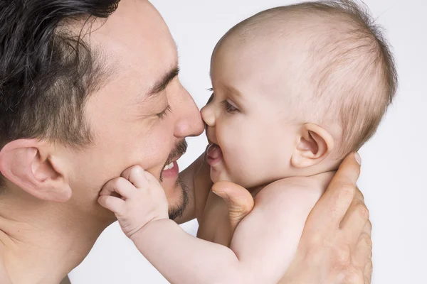 Pai e bebê filha compartilhando um momento — Fotografia de Stock