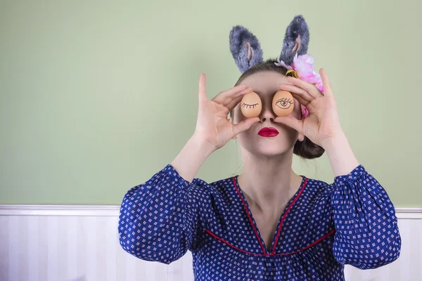 Señora de Pascua con orejas de conejo Fotos de stock libres de derechos