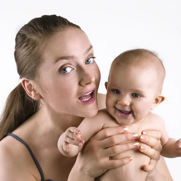 Jonge moeder die haar baby — Stockfoto