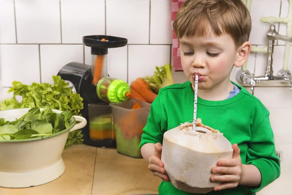 Bambino carino con una noce di cocco fresca — Foto Stock