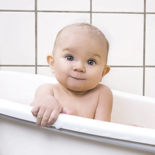 Super schattig baby in een badkuip — Stockfoto