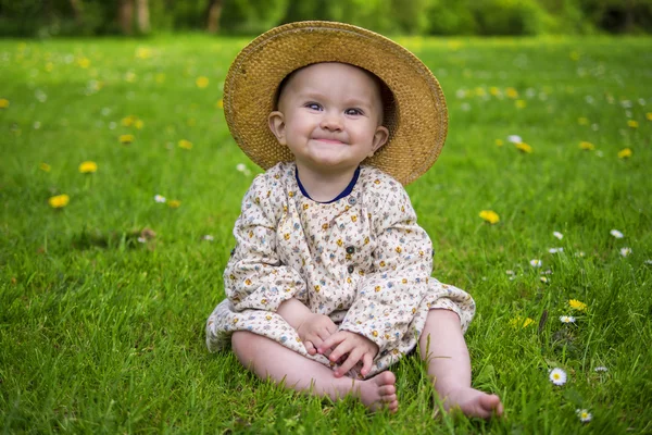Adorable niña sonriendo en un parque Fotos de stock libres de derechos