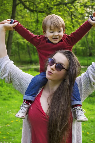 Mãe e filho se divertindo no parque — Fotografia de Stock