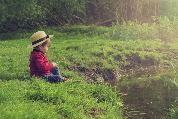 Bambino carino che gioca vicino all'acqua — Foto Stock