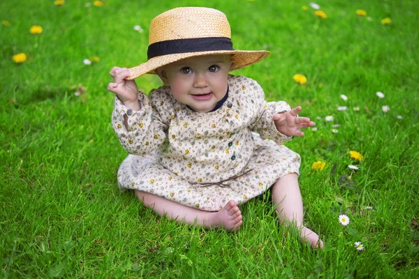 Mooie babymeisje met hoed zon — Stockfoto