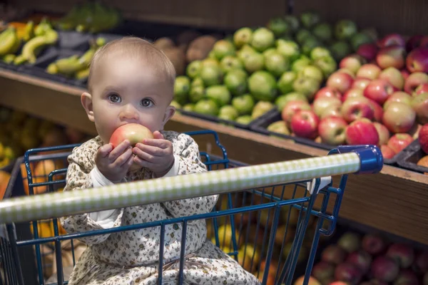 Compras de comestibles con bebé Imágenes de stock libres de derechos