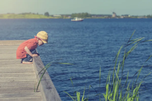 Маленький мальчик на озере — стоковое фото