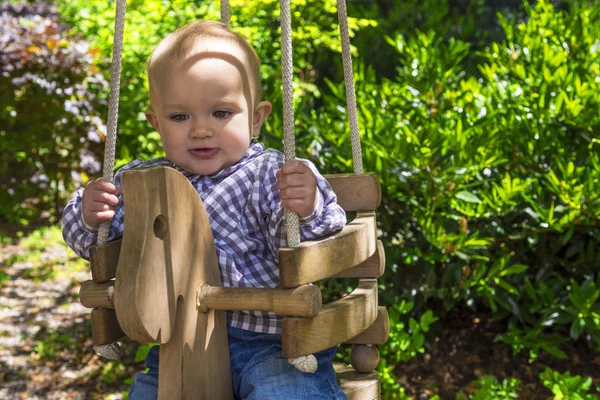 Baby in een schommel — Stockfoto