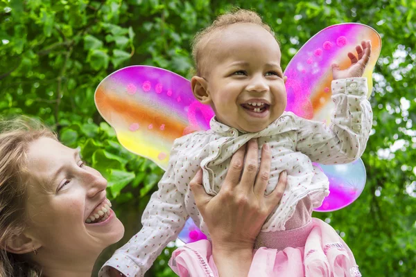 Mutlu anne ve kız portresi — Stok fotoğraf