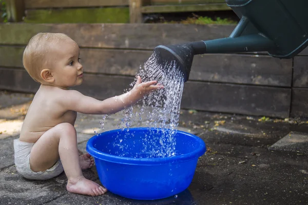 Hermoso bebé jugando con agua Fotos de stock libres de derechos