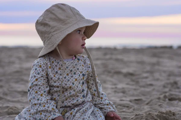 Hermosa niña mirando el atardecer Imágenes de stock libres de derechos