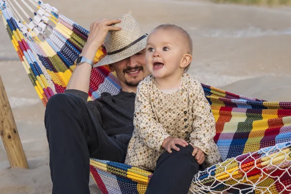 Father and daughter relaxing in a hammock — Stock Photo, Image