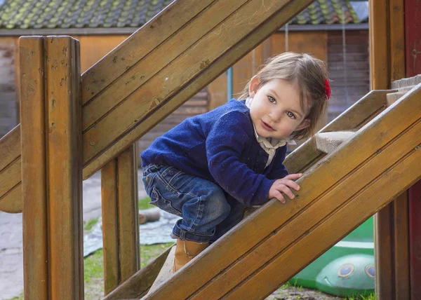 Schattig meisje op de speelplaats — Stockfoto