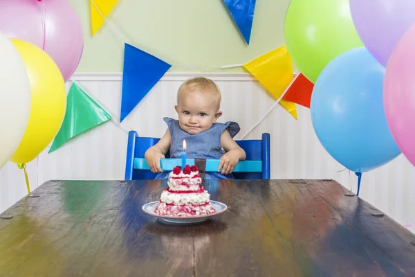 Первый день рождения забавного малыша — стоковое фото