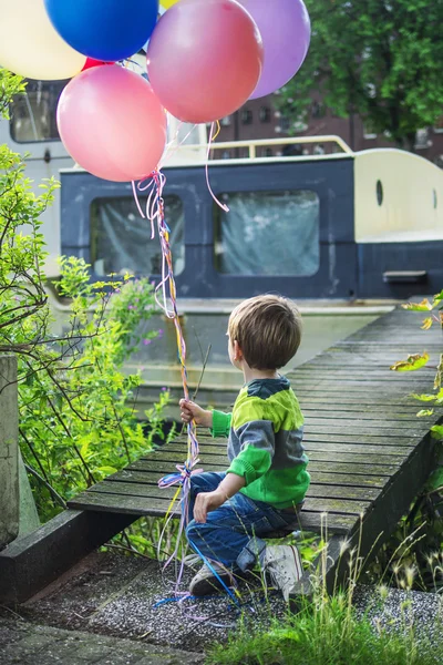 Liten pojke med ballonger — Stockfoto