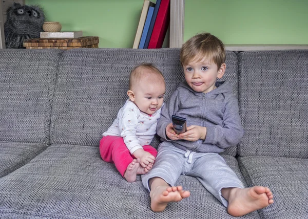 Very small children watching television — Stock Photo, Image