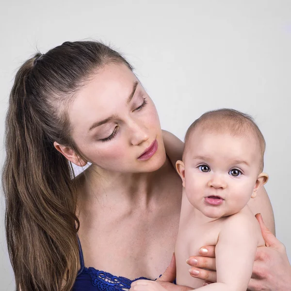 Mãe e filho isolados em branco — Fotografia de Stock