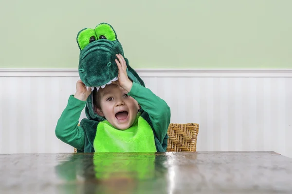 Lindo niño en traje de cocodrilo —  Fotos de Stock