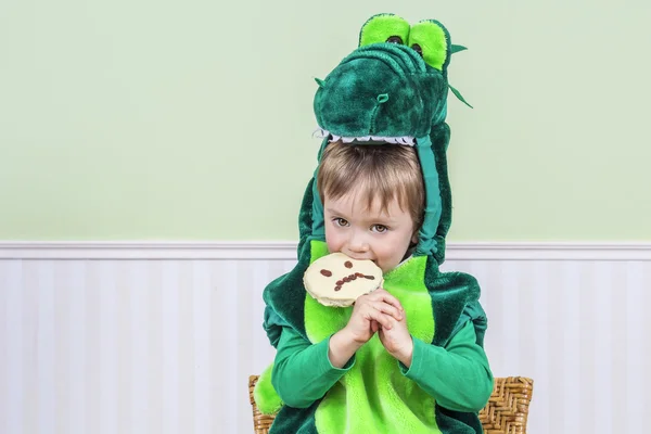 Lindo niño comiendo una galleta de Halloween Imagen de stock