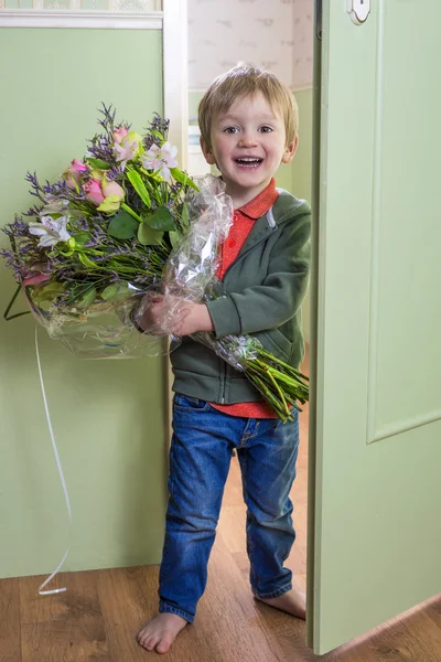 Adorable niño con flores — Foto de Stock