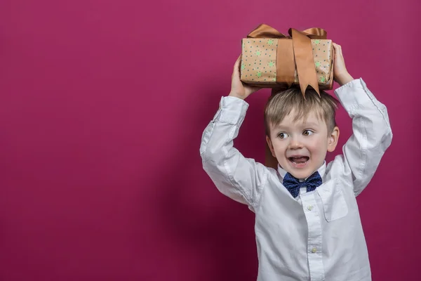 Niño feliz sosteniendo un regalo Imágenes de stock libres de derechos