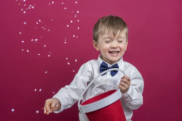 Fröhliches Kind wirft Konfetti lizenzfreie Stockfotos