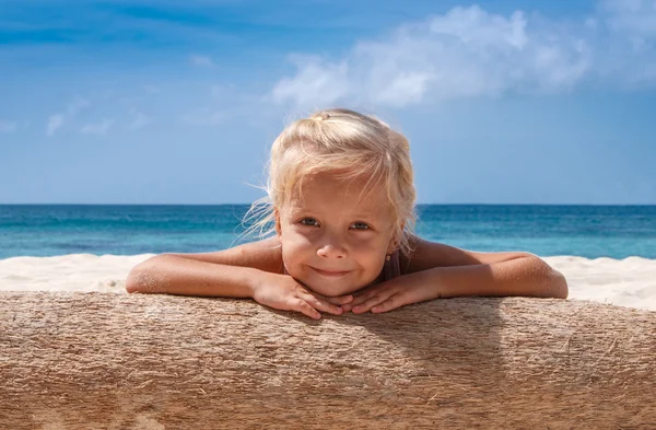 Menina tomar banho de sol no velho coqueiro perto de mar azul — Fotografia de Stock