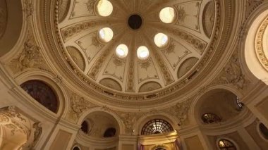 Avusturya, Viyana 'daki Sisi Müzesi' nin dış görünüşü. Şehir merkezinde tarihi mimari, gün ışığında ele geçirildi. Kayıt tarihi: 05 Mayıs 2025