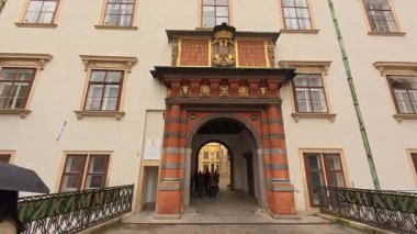 Viyana 'daki Hofburg Sarayı' ndaki Schweizertor Kapısı Avusturya 'nın Viyana kentindeki Hofburg Sarayı' nın tarihi kapısı olan Schweizertor 'un Avusturya' daki video görüntüleri. Sahne, kent ortamındaki dönüm noktalarının mimari detaylarını gösteriyor..