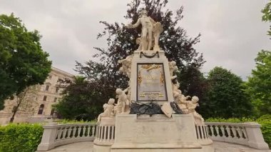 Vienna, Avustralya Mayıs 05, 2025. Mozart Anıtı 'nın (Mozartdenkmal) Burggarten Park' taki bir kentsel park ortamında besteci Wolfgang Amadeus Mozart 'ın tarihi halk heykelini gösteren videosu..