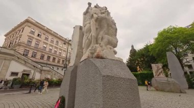 Viyana, Avusturya 'daki Savaş ve Faşizm Anıtı' nın video görüntüleri 05 Mayıs 2025 'te Albertinaplatz' daki heykel topluluğunu gösteriyor. Anıtta savaş ve faşizm kurbanları anılıyor ve önemli bir yer alıyor.