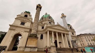 Vienna, Avustralya Mayıs 05, 2025. Karlsplatz Meydanı 'ndaki tarihi barok mimarisini gösteren St. Charless Kilisesi' nin (Karlskirche) dışının editör görüntüleri. Açık hava halk simgesi videosu gündüz çekiliyor.