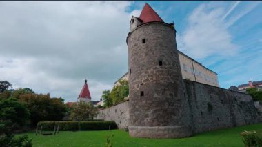 FREISTADT, AUSTRIA Eylül 26, 2025. Scheibling Kulesi 'nin güneşli bir günündeki videosu. Freistadt, Obersterreich' teki tarihi bir 15. yüzyıl takviye kulesi. Mimari ayrıntıları ve ortaçağ şehir duvarlarını gerekli projelerde kullanmak üzere yakalar