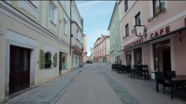FREISTADT, AUSTRIA Eylül 26, 2025. Geleneksel Avusturya mimarisinin güneşli videosu ve tarihi eski Freistadt kasabasında bir Konditorei kafe, açık bir günde çekildi.