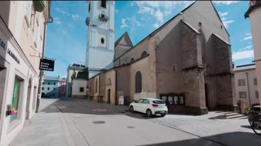 FREISTADT, AUSTRIA Eylül 26, 2025. Freistadt 'teki Hauptplatz' da tarihi bir kilise olan Stadtpfarrkirche Freistadt 'in editörlük videosu güneşli bir günde çekildi. Kilise mimarisi ve halka açık meydanın çevresi