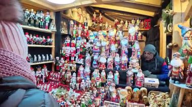 BUDAPEST, HUNGARY NOVEMBER 28, 2025 Geleneksel ahşap fındık krakerleri ve Noel Baba bebekleri bir Noel pazarında satışa sunuldu. Festival heykelcikleri, mevsimlik bayram hatırası olarak ahşap raflarda sergilenir..