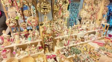 BUDAPEST, HUNGARY 8 ARALIK 2025: ahşap bir tezgahta sergilenen geleneksel el yapımı Noel çelenkleri ve zanaatkar hediyeleri yakın çekim. Şehir merkezindeki açık hava tatil pazarında çeşitli festival dekorasyonları ve yerel el sanatları sergileniyor..