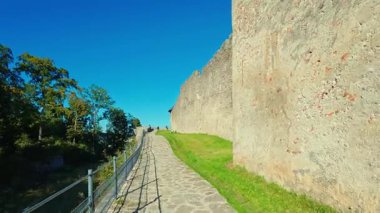 SALZBURG, AUSTRIA ECTOBER 03, 2025: Brgerwehr 'in tarihi taş kale duvarları, kuleleri ve manzaralı yürüyüş yolları içeren bir dizi çekim. Görüntülerde geniş dağ manzaraları, ortaçağ duvarları ve yemyeşil parklar yer alıyor.