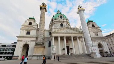 Büyük barok cephesi ve Karlskirche 'nin çift kolonları berrak bir gökyüzünün altında duruyor..