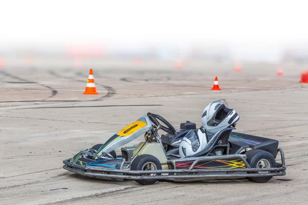 Tekerlek iziyle yolda araba yarışı