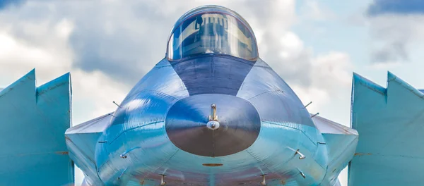 Jet avcı uçağı park yerinde