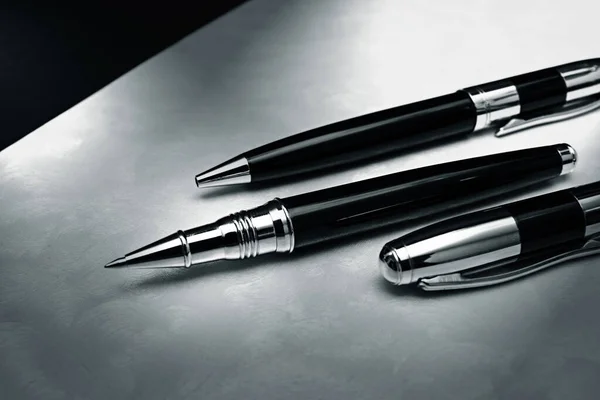 Elegante Zwarte Pen Zilveren Bureau — Stockfoto