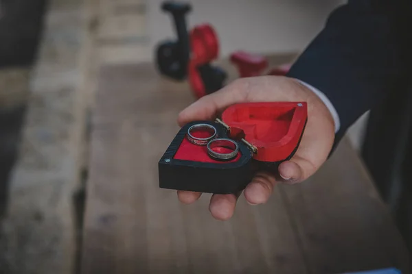 ハートと赤いバラの形をした箱の中の結婚指輪 — ストック写真