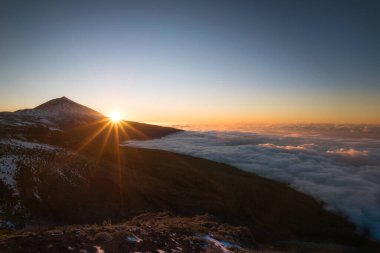 Bulutlu dağ manzarası ve gün batımı ılık renkler