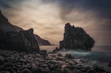 Bulutlu dağ manzarası ve gün batımı ılık renkler