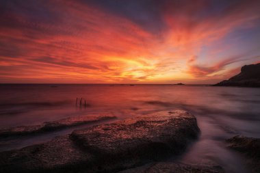 Bulutlu dağ manzarası ve gün batımı ılık renkler