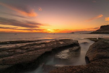 Sahilde gökyüzünü ve bulutları gün batımında görebilirsin.